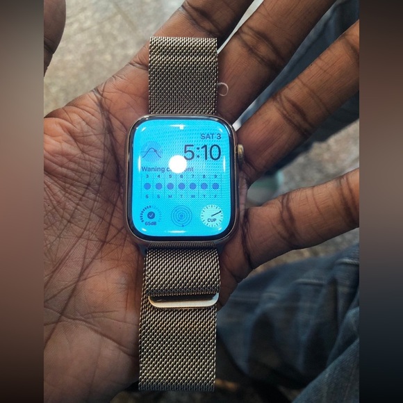 GOLD APPLE WATCH SERIES 8 BRAND NEW NO SCRATCHES AT ALL CRISPY OPEN BOX - Picture 3 of 8